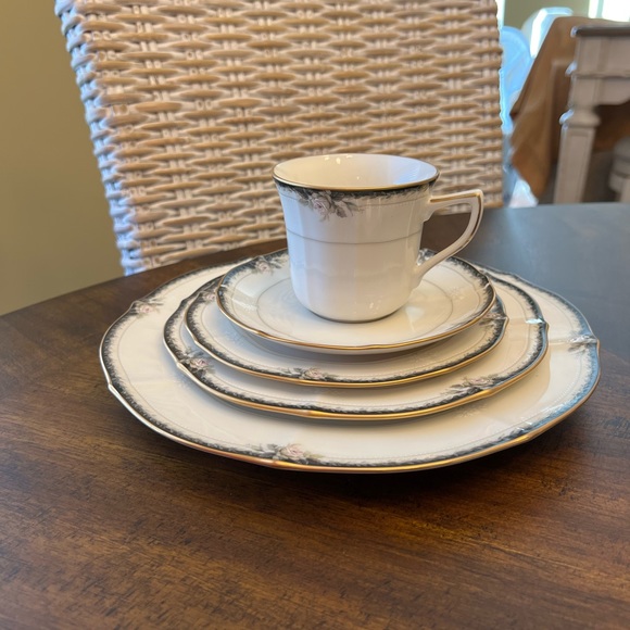 Noritake Ivory China 7353 Edwardian Rose 5 piece set - Picture 1 of 4